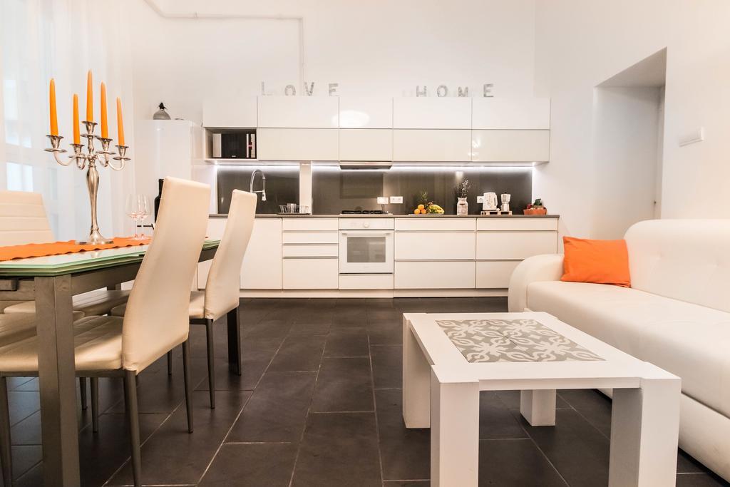 Modern Centre Apartman *